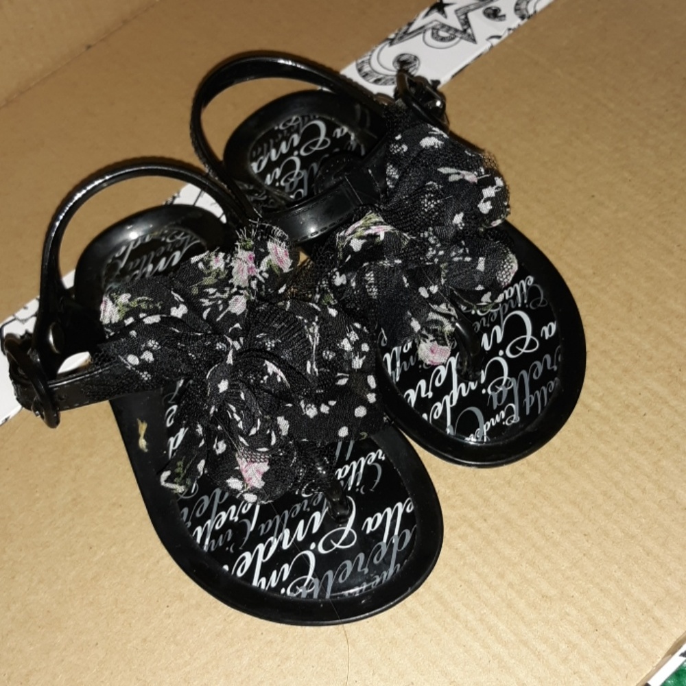 Black and white jellies with a silky flat wire on